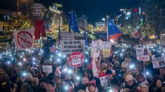 Quelque 50.000 manifestants à Prague demandent le départ du Premier ministre