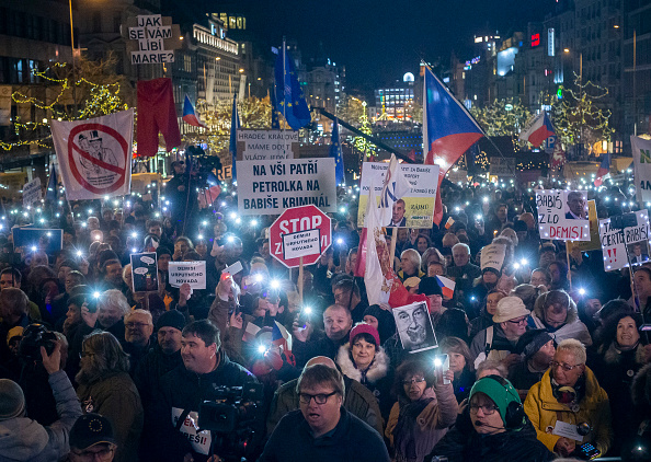 Des milliers de manifestants contre le Premier ministre Andrej Babis sur la place Venceslas le 10 décembre 2019 à Prague, en République tchèque. (Photo : Gabriel Kuchta/Getty Images)
