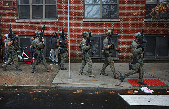-Des policiers arrivent sur les lieux d'une fusillade active à Jersey City, New Jersey, le 10 décembre 2019. Photo par KENA BETANCUR / Afp / AFP via Getty Images.