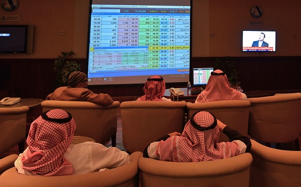 -Les courtiers saoudiens surveillent le marché de la Banque nationale arabe à Riyad, la capitale saoudienne, le 11 décembre 2019. Photo par FAYEZ NURELDINE / AFP via Getty Images.