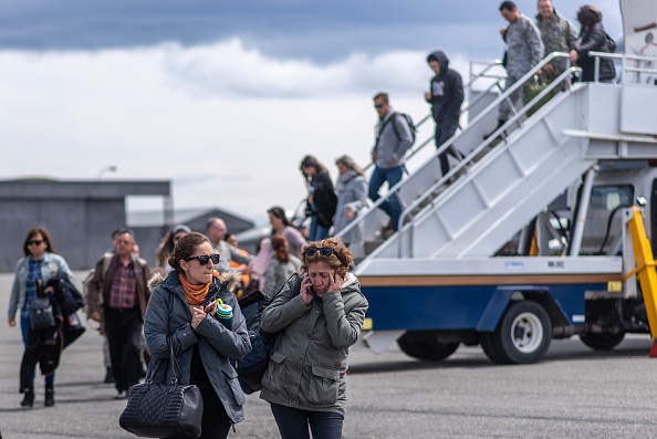 -Les proches des personnes à bord de l'avion-cargo C-130 Hercules de la Force aérienne chilienne qui a disparu dans la mer entre la pointe sud de l'Amérique du Sud et l'Antarctique, arrivent à la base militaire de Chabunco à Punta Arenas, au Chili, le 11 décembre 2019. Photo par JOEL ESTAY / AFP via Getty Images.