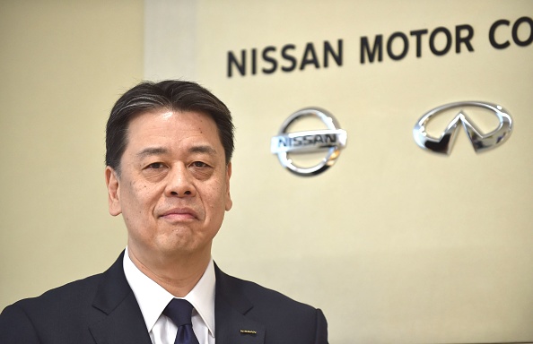 -Le nouveau président-directeur général de Nissan Motors, Makoto Uchida, pose devant le logo Nissan avant une entrevue avec l'AFP au siège mondial de la société à Yokohama le 12 décembre 2019. Photo de KAZUHIRO NOGI / AFP via Getty Images.