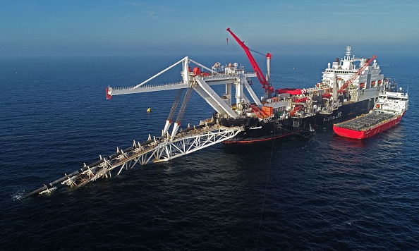 -Le navire "Audacia" de la société de services offshore Allseas, d'où des parties du gazoduc Nord Stream 2 sont posées en mer Baltique au large de l'île de Ruegen, dans le nord-est de l'Allemagne. Photo de BERND WUSTNECK / dpa / AFP via Getty Images.