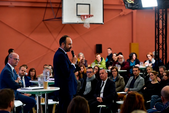 Le Premier ministre Édouard Philippe lors d'un débat avec le ministre de l'Éducation Jean-Michel Blanquer  avec des enseignants dans un lycée près de Nancy. (Photo : JEAN-CHRISTOPHE VERHAEGEN/AFP via Getty Images)