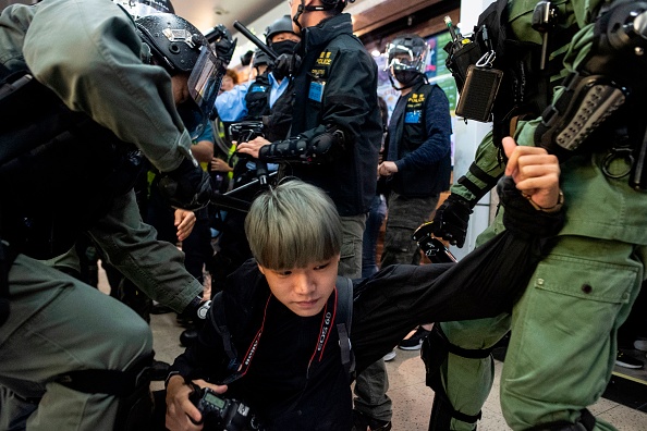 La police arrête un homme lors d'une manifestation au poste de MTR Sha Tin à Shatin à Hong Kong le 15 décembre 2019.(Photo : PHILIP FONG/AFP via Getty Images)