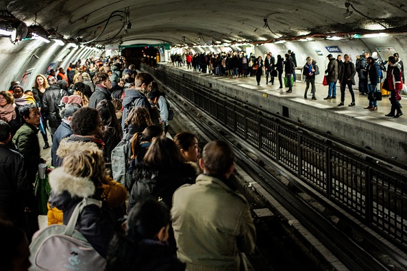 Métro Chatelet à Paris, lors d'une grève des employés de la RATP et de la SNCF contre la réforme des retraites.  (Photo MARTIN BUREAU/AFP via Getty Images)