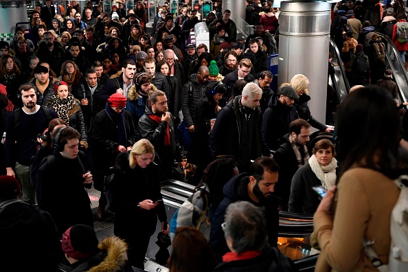 -Les navetteurs traversent un couloir en direction des quais du métro de la gare Saint-Lazare à Paris, le 16 décembre 2019, lors d'une grève de l'opérateur des transports publics parisien RATP et des employés de la SNCF sur la France. Photo de BERTRAND GUAY / AFP via Getty Images.