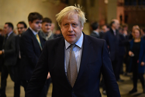 Le Premier ministre britannique salue les députés conservateurs nouvellement élus au Parlement le 16 décembre 2019 à Londres. (Photo : Leon Neal/Getty Images)