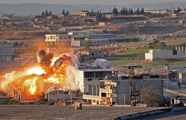 -Une explosion est observée à la suite d'une attaque aérienne annoncée par le gouvernement syrien dans un quartier résidentiel de Maaret al-Numan dans la province d'Idleb, dans le nord-ouest du pays, le 18 décembre 2019. Photo d'OMAR HAJ KADOUR / AFP) via Getty Images.