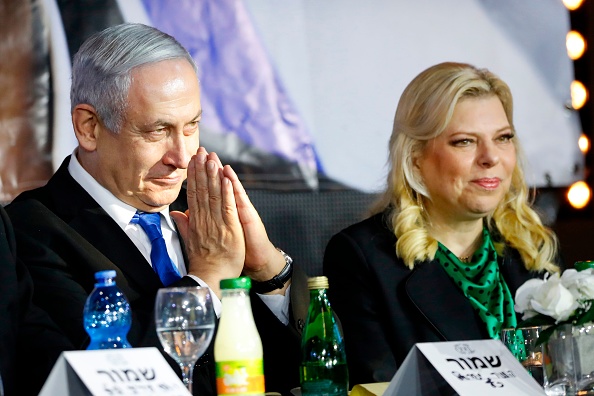 -Le Premier ministre israélien Benjamin Netanyahu, accompagné de son épouse Sara, s'adresse aux partisans du Likoud lors d'une réunion électorale près de Tel Aviv le 18 décembre 2019. Photo de JACK GUEZ / AFP via Getty Images.