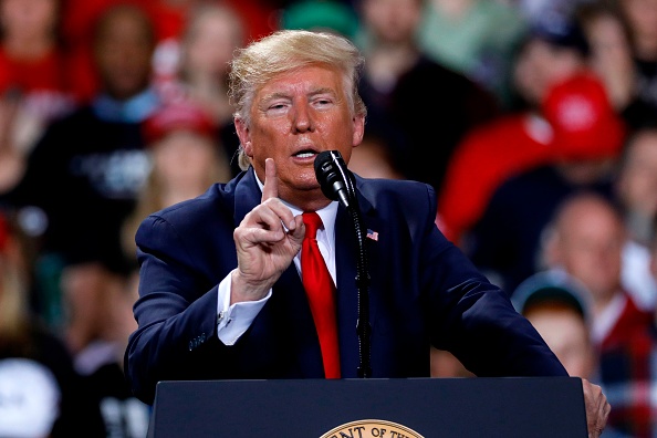 -Le président américain Donald Trump prend la parole lors d'un grand rassemblement Keep America à Kellogg Arena le 18 décembre 2019, à Battle Creek, Michigan. Photo de JEFF KOWALSKY / AFP via Getty Images.