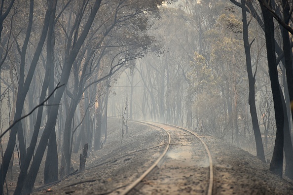 -Les conséquences d'un grand feu de brousse sont observées à Balmoral, à 150 km au sud-ouest de Sydney, le 19 décembre 2019. Un état d'urgence a été déclaré dans la région la plus peuplée d'Australie le 19 décembre, alors qu'une vague de chaleur record a attisé des feux de brousse sans précédent. Photo de PETER PARKS / AFP via Getty Images.