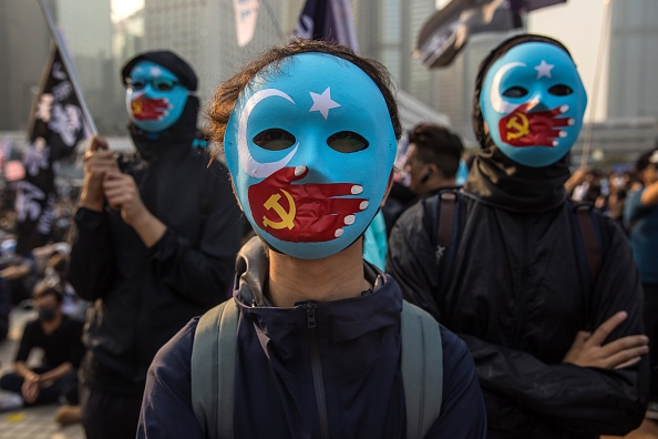 -Les manifestants assistent à un rassemblement à Hong Kong le 22 décembre 2019 pour montrer leur soutien à la minorité ouïghoure de Chine. La police anti-émeute de Hong Kong a interrompu un rassemblement de solidarité avec les Ouïghours de Chine le 22 décembre, le mouvement pro-démocratie de la ville compare son sort avec celui de la minorité musulmane opprimée. Photo de DALE DE LA REY / AFP via Getty Images.