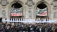 Opéra en grève : les musiciens de l’orchestre de Paris interprètent la Marseillaise sur les marches de l’Opéra Bastille