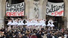 Quand l’Opéra de Paris fait la grève sur le parvis du Palais Garnier