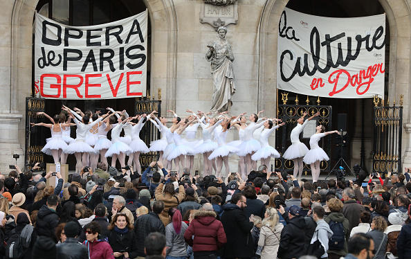 Des danseuses de l'Opéra de Paris en représentation devant l'Opéra Garnier le 24 décembre 2019 pour protester contre la réforme des retraites. (LUDOVIC MARIN/AFP via Getty Images)