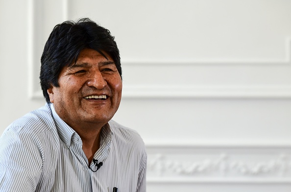 -L'ex-président bolivien Evo Morales fait un geste lors d'une interview avec l'AFP à Buenos Aires, le 24 décembre 2019. Photo de RONALDO SCHEMIDT / AFP via Getty Images.