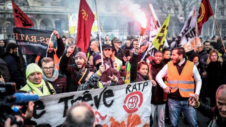 Des grévistes manifestent près de la Gare de l'Est, le 26 décembre 2019. (STEPHANE DE SAKUTIN/AFP via Getty Images)