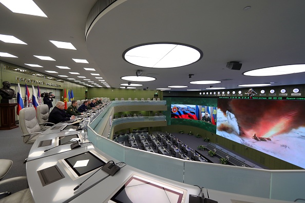 Le président russe Vladimir Poutine (5e gauche) visite le centre de contrôle de la défense nationale pour superviser le lancement du test du missile hypersonique Avangard, Moscou, le 26 décembre 2018.(Photo : MIKHAIL KLIMENTYEV/SPUTNIK/AFP via Getty Images)