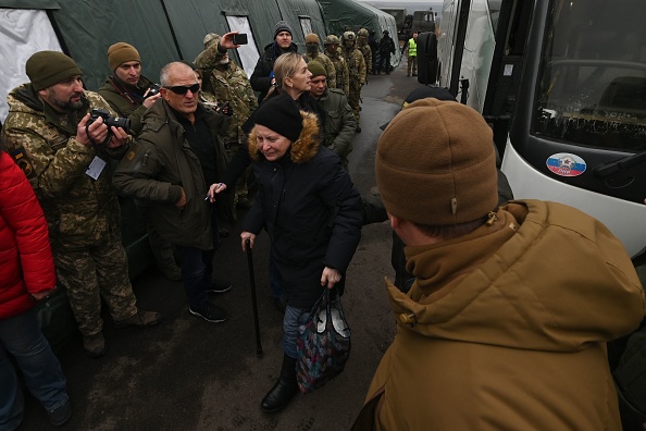 -Des Ukrainiens qui ont été faits prisonniers sortent d'un bus lors d'un échange de prisonniers entre l'Ukraine et les rebelles pro-russes près du poste de contrôle de Mayorsk le 29 décembre 2019. Photo de GENYA SAVILOV / AFP via Getty Images.