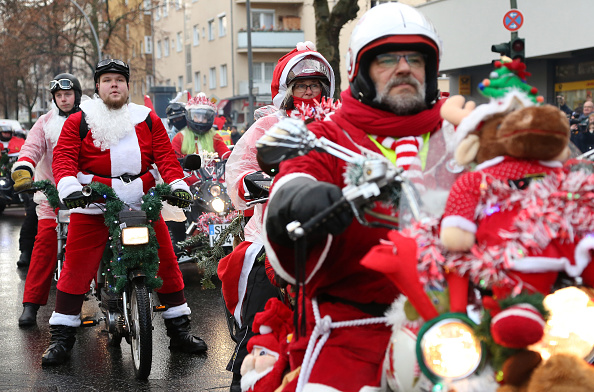 Image d'illustration : tout comme à Bordeaux, une centaine de motards habillés en père Noël ont défilé à Berlin le 14 décembre, ici dans le cadre d'une levée de fonds pour les gens dans le besoin. (Adam Berry/Getty Images)