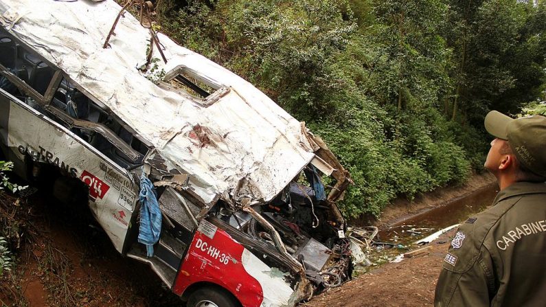 Image d'archive montrant un policier travaillant sur le site d'un accident de bus près de Tomé, dans la province de Biobio, à environ 500 km au sud de Santiago, le 9 février 2013. (GABRIELLE RAMIREZ / AFP / Getty Images)