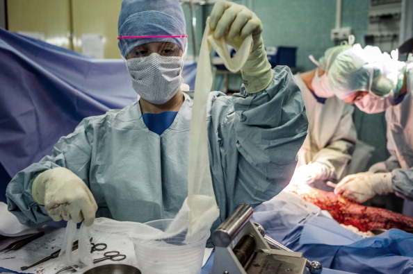 Illustration- Un chirurgien prépare une greffe de peau, le 2 avril 2012 à l'hôpital Edouard Herriot de Lyon, dans le sud-est de la France. Photo JEFF PACHOUD / AFP via Getty Images.