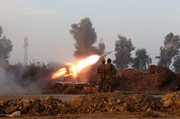 -Illustration- Des soldats irakiens lancent une fusée. Vendredi, 36 roquettes ont ainsi frappé une des bases dans le centre du pays, tuant un sous-traitant américain et blessant des soldats américains. Photo MOHAMMED SAWAF / AFP via Getty Images.
