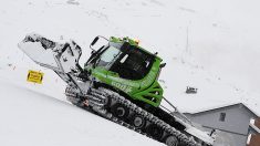 Val-Thorens : une dameuse emportée par une coulée de neige fait une chute de 300 mètres, blessant le conducteur