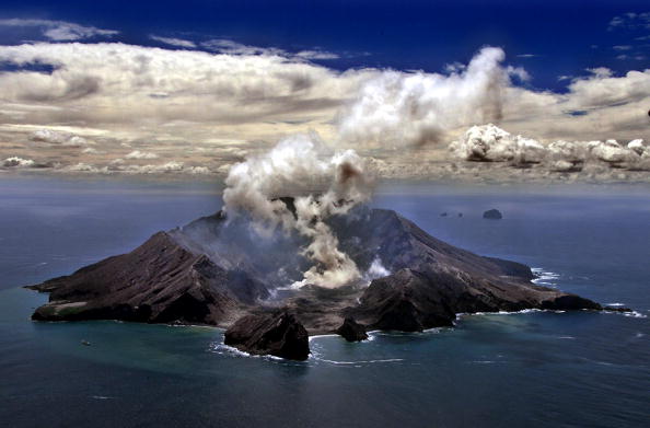 Éruption du volcan le plus actif de Nouvelle-Zélande, le Whakarri, dans la baie de l'Abondance. (Photo TORSTEN BLACKWOOD / AFP via Getty Images.)