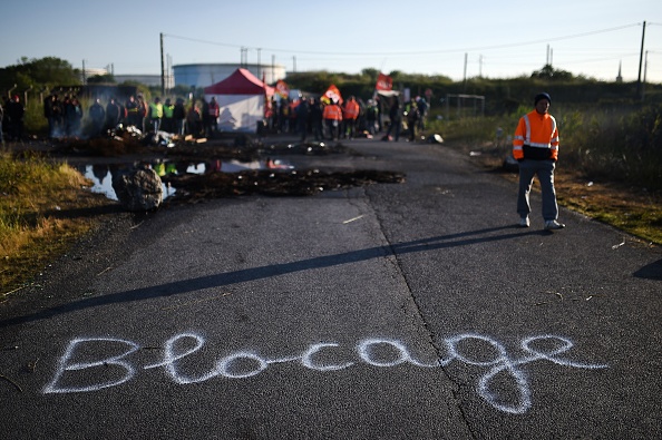 Blocage à la raffinerie Total de Donges, dans l'ouest de la France, le 23 mai 2016.  (Photo : JEAN-SEBASTIEN EVRARD/AFP via Getty Images)