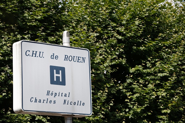 Pancarte indiquant l'entrée de l'hôpital Charles Nicolle du CHU de Rouen. (MATTHIEU ALEXANDRE/AFP via Getty Images)