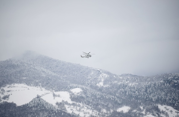 -Illustration- Un hélicoptère de sauvetage italien vole vers le site d'une avalanche. Photo FILIPPO MONTEFORTE / AFP via Getty Images.