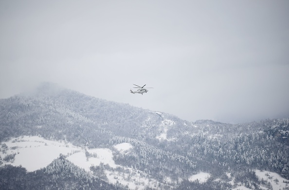 -Illustration- Un hélicoptère de sauvetage italien vole vers le site d'une avalanche. Photo FILIPPO MONTEFORTE / AFP via Getty Images.