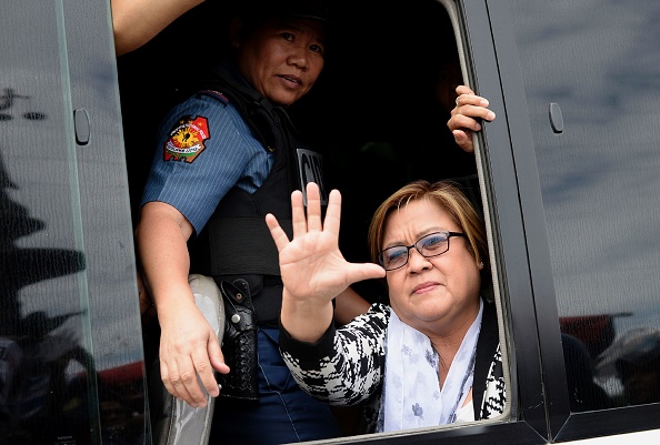 -La sénatrice des philippines Leila De Lima, ancienne commissaire aux droits de l'homme qui est l'une des opposantes les plus virulentes de Duterte, salue ses partisans après avoir comparu devant un tribunal de Muntinlupa City, en banlieue de Manille, le 24 février 2017. Elle a été arrêtée le 24 février pour des accusations selon lesquelles ses partisans étaient censés la faire taire, mais elle s'est engagée à continuer de faire campagne contre les meurtres et la "répression". Photo NOEL CELIS / AFP via Getty Images.