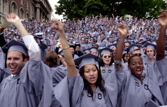 -Les étudiants célèbrent leurs diplômes le 16 mai 2001 à l’Université Columbia de New York. Un des plus anciens établissements d'enseignement supérieur des États-Unis. Photo de Spencer Platt / Getty Images.