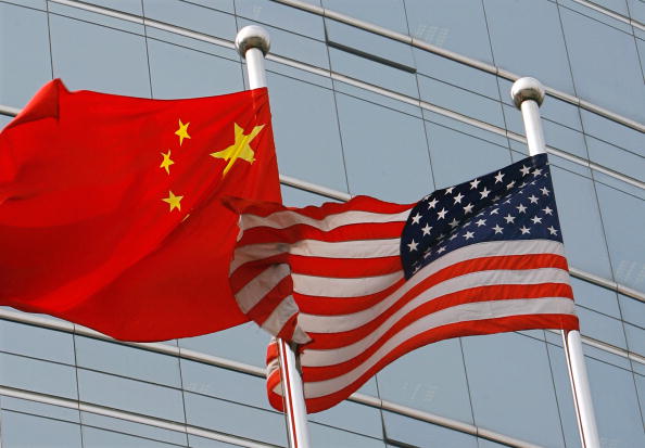 -Pékin, une vague de drapeau américain et chinois à l'extérieur d'un immeuble commercial à Pékin. Photo TEH ENG KOON / AFP via Getty Images.