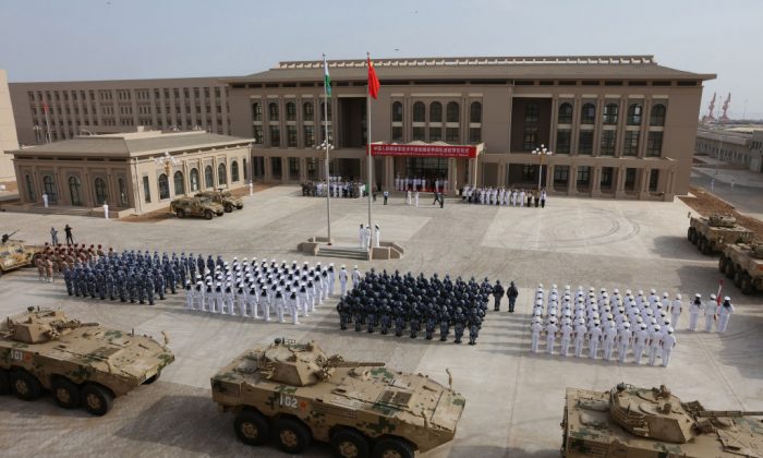 L'Armée populaire de libération du régime chinois lors de la cérémonie d'ouverture de la nouvelle base militaire chinoise à Djibouti, le 1er août 2017 (STR/AFP/Getty Images)