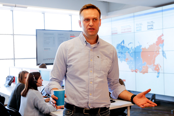 -Le chef de l'opposition Alexei Navalny et ses partisans, des observateurs électoraux surveillent le vote au bureau de sa Fondation anti-corruption à Moscou le 18 mars 2018. Photo MAXIM ZMEYEV / AFP via Getty Images.