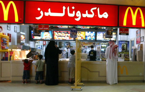 -Une observation de ségrégation les hommes et les femmes dans une chaîne de restauration rapide américaine à Riyad le 11 juillet 2004. Les restaurants saoudiens sont divisés en section familiale et section masculine. Photo PATRICK BAZ / AFP via Getty Images.