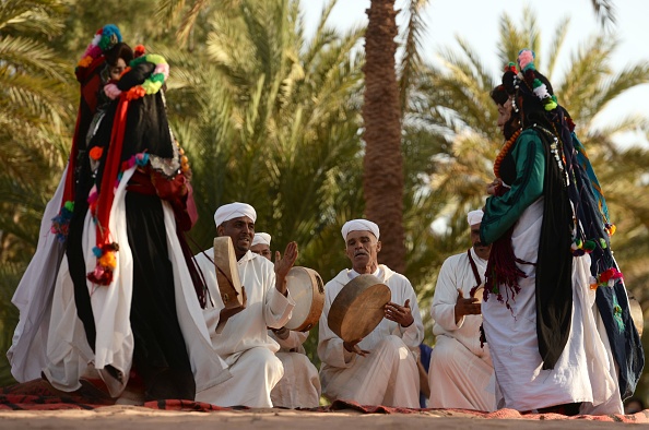 -Un groupe traditionnel de la ville de Kalaat M'Gouna se produit lors du 15e Festival international des nomades à Mhamid el-Ghizlane, dans le désert du Sahara méridional du Maroc, le 22 mars 2018. Photo FADEL SENNA / AFP via Getty Images.