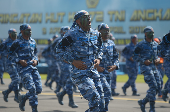 -Des soldats de l'armée de l'air indonésienne exécutent un art martial traditionnel appelé "Pencak Silat" lors d'un défilé à la base de l'armée de l'air de Halim Perdanakusuma à Jakarta le 9 avril 2018. Photo ADEK BERRY / AFP via Getty Images.