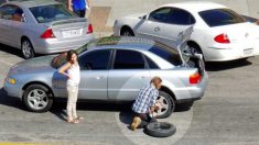 Un sans-abri désintéressé aide une femme à changer son pneu aux petites heures du matin et utilise ses derniers sous pour le regonfler
