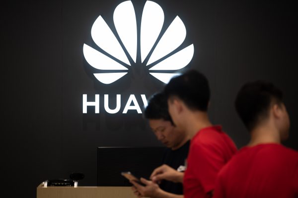 Des employés travaillent dans un magasin Huawei à Dongguan, en Chine, le 9 août 2019.  (Fred DufourAFP/Getty Images)  