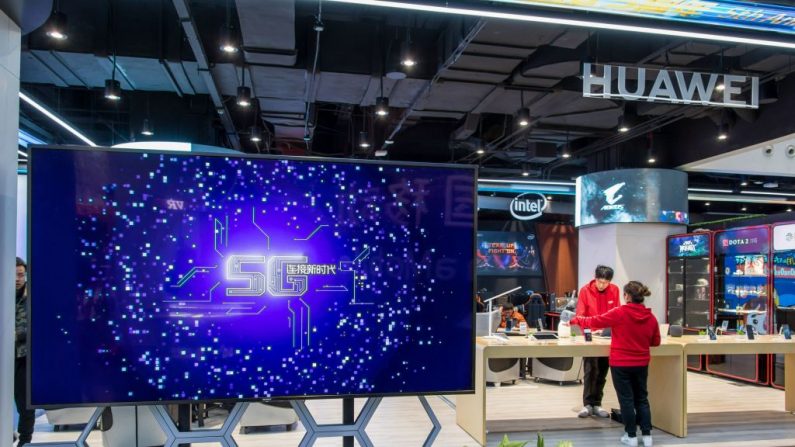 Un stand Huawei dans un centre d'expérience 5G China Mobile à Shanghai le 20 décembre 2018 (STR/AFP/Getty Images)