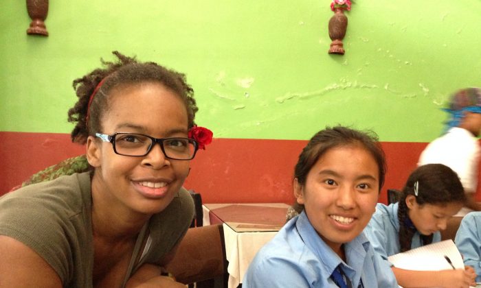 Katerina Canyon (à gauche) faisant du bénévolat, accompagnée d'une étudiante au Népal. (Avec l'aimable autorisation de Katerina Canyon)