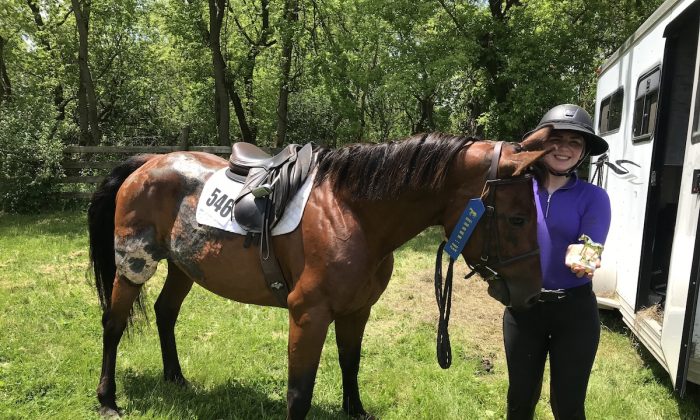 Avery Carlson avec son cheval Emma. Carlson a sauvé Emma en mars 2017. (Gracieuseté de Cristen Carlson)