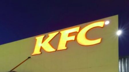 On se moque d’un couple en ligne pour s’être fiancé au KFC – des entreprises s’engagent alors à financer leur mariage de rêve