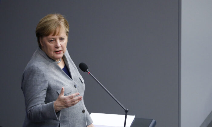 La chancelière allemande Angela Merkel s'exprime au nom du gouvernement fédéral lors d'une séance de questions-réponses d'une heure par des parlementaires au Bundestag le 18 décembre 2019 à Berlin, en Allemagne. (Michele Tantussi / Getty Images)