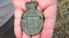 Un chercheur de métaux découvre l’histoire fascinante d’un meurtre vieux de 125 ans après avoir trouvé l’insigne d’un policier